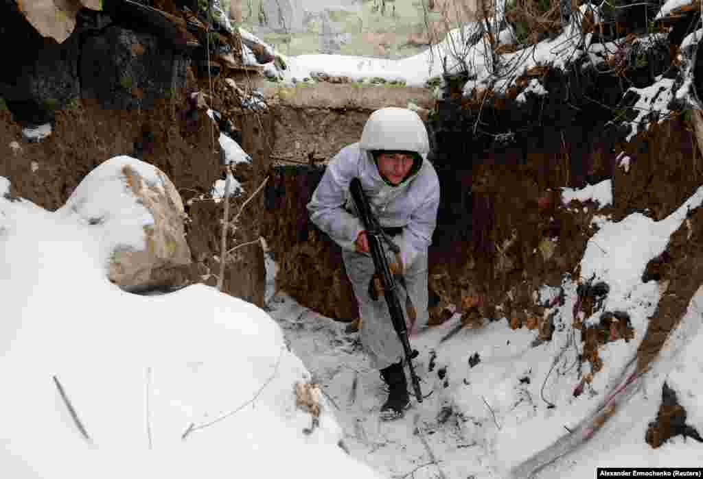 Боєць проросійського угруповання &laquo;ЛДНР&raquo; в окопі навпроти поблизу лінії розмежування із Збройними силами України. Село Жолобок Луганської області. Донбас, Україна. 26 січня 2022 року