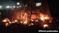 Өзгөчө кырдаалдар министрлиги тараткан сүрөт. Кара-Көл шаарынын борбордук аянтына коюлган балаты. 1-январь, 2022-жыл. 
