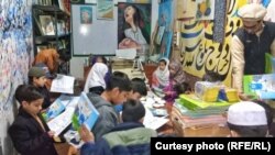 این نقاش فعلاً ۲۰ شاگرد را در مرکز آموزشی خود، آموزش می‌دهد.