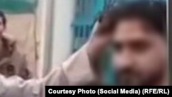 کوتاه کردن موی سر یک جوان در ملاء عام از سوی یک طالب در شهر کابل