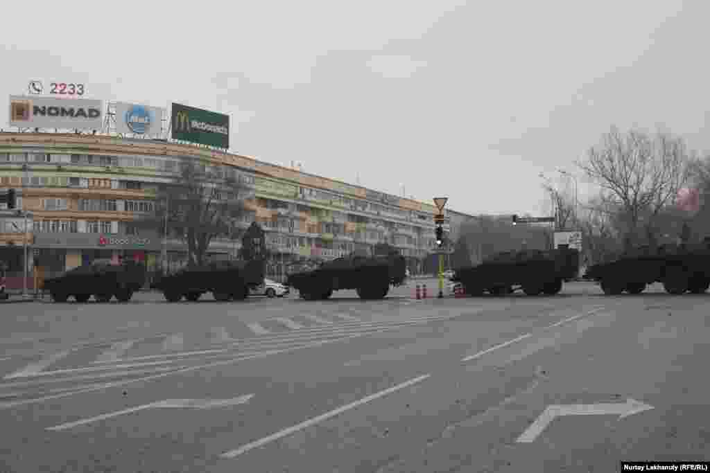 Алматынын Республика аянтында турган аскердик техникалар.&nbsp;