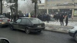 Дефицит наличных и очереди за едой. Что происходит в Казахстане?