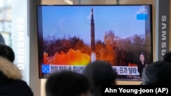 Түндүк Кореянын телеканалдарынын маалымат каражаттары ракетаны сыноо учурун көрсөтүп жаткан маалы.