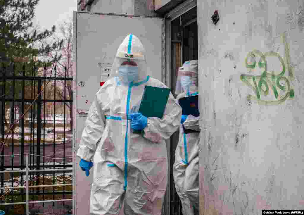 Мобилдик топтун иши эрте мененки саат сегизде башталат. Коргонуучу каражаттарды кийип, Айгүл Өмүралиева менен Айнура Мусурова чакырууга жөнөдү.