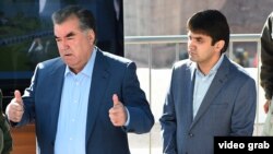 Тажикстан: Президент Эмомали Рахмон уулу Рустам Эмомали менен бирге.