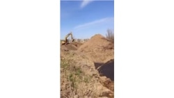 Видео жителей Семикаракорска со свалки, куда массово свозят песок с мазутом.mp4