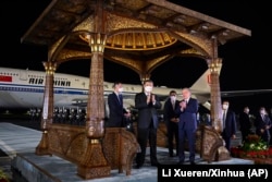 Президент Узбекистану Шавкат Мірзійоєв (праворуч) зустрічає президента Китаю Сі Цзіньпіна в аеропорту Самарканда у вересні 2022 року