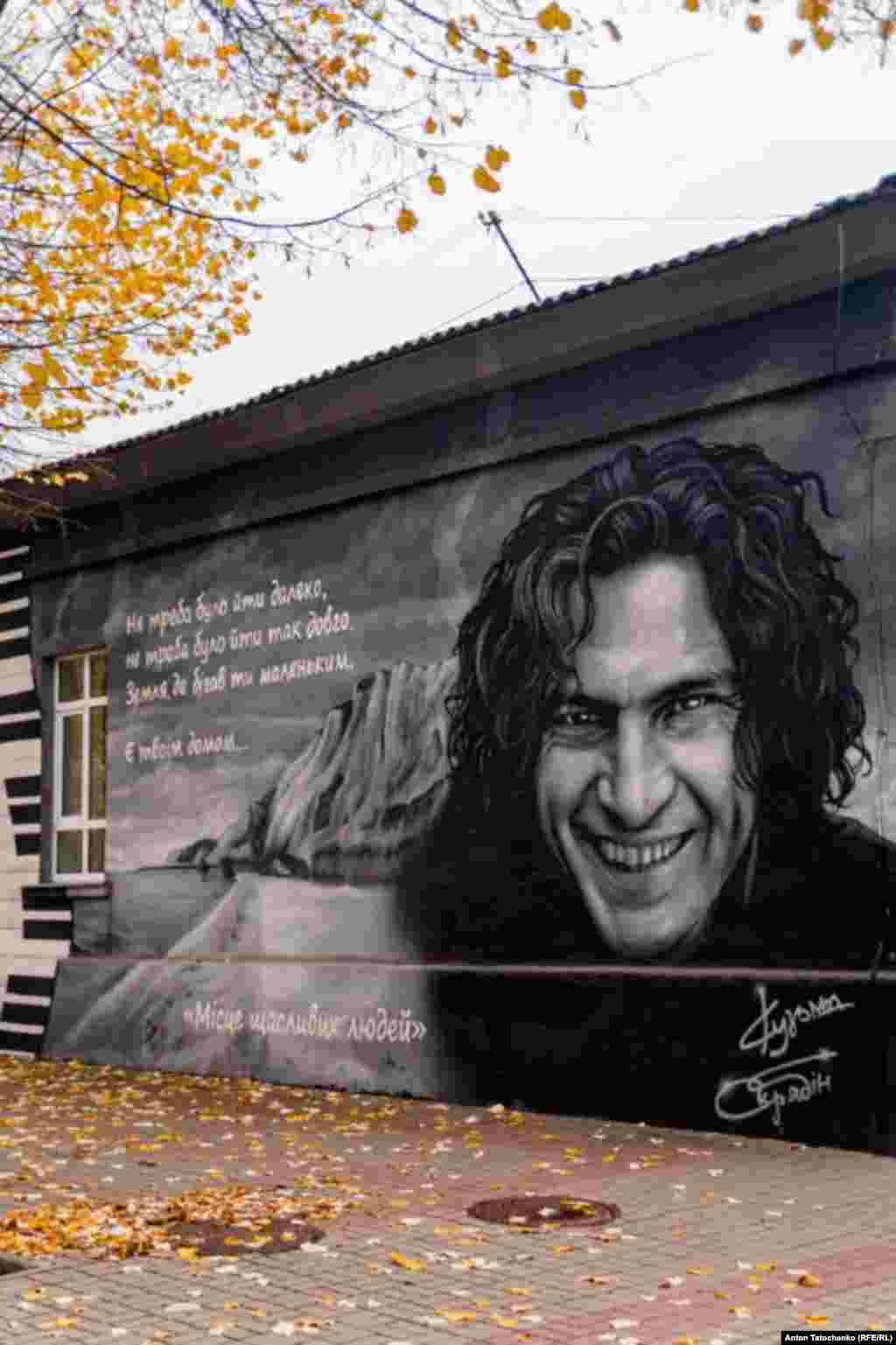 Мурал із портретом Кузьми Скрябіна на тлі круч Станіслава. Малюнок виконали художники з київської арт-студії Mural Market. Мурал виконаний на фасаді будинку художньої творчості, колишнього будинку родини Фальц-Фейнів на вулиці Суворова.&nbsp;