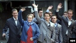 Пленные сыграли написанную пленителями роль без видимого напряжения. У дворца Махмуда Ахмадинеджада в Тегеране