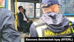 Өткөн аптада Акылбек Жапаров  Горький гүбагына акцияга чыккандарды мыйзамсыз кармаганы үчүн ИИМ жооп берерин эскерткен.
