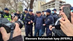 Укук коргоочу Өндүрүш Токтонасыровду милиция кармап жаткан кез. Бишкектеги акциялардын бири. 2-апрель, 2022-жыл.