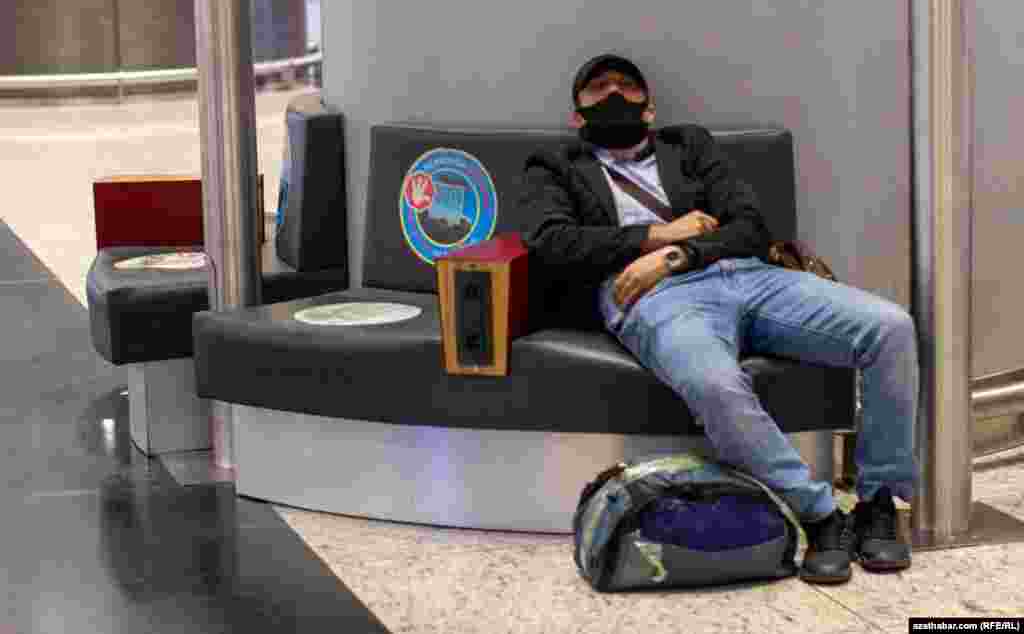 Ожидание туркменистанцев может затянутся на несколько недель, иногда на месяцы.