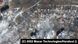 Дым над разбуранымі жылымі кварталамі і дамамі ў паўднёвым украінскім партовым горадзе Марыюпаль, 29 сакавіка 2022. Спадарожнікавы здымак Maxar Technologies