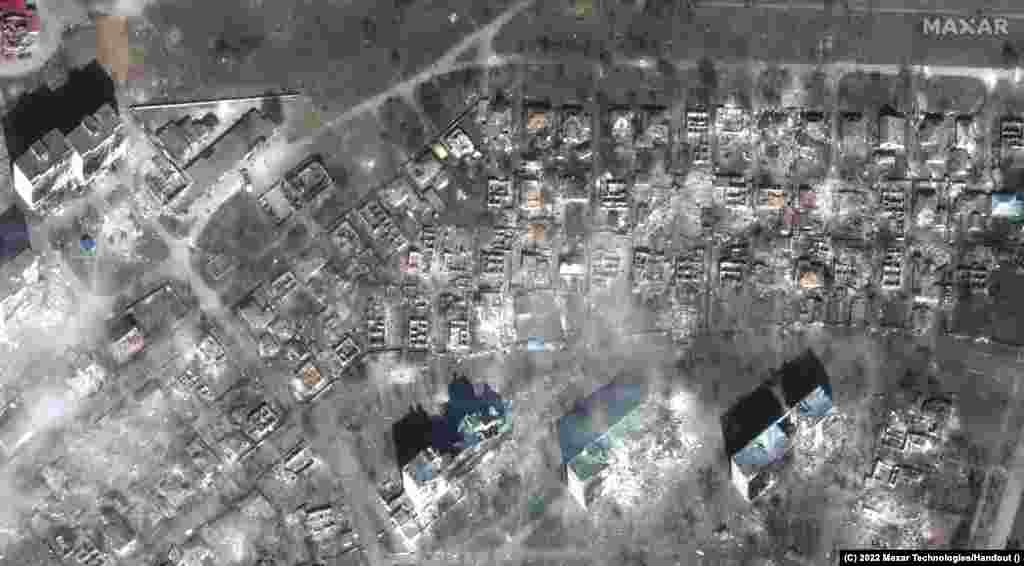 Тліючі руїни житлового масиву в Маріуполі внаслідок російських бомбардувань та обстрілів, 29 березня 2022 року.&nbsp;Satellite image &copy;2022&nbsp;Maxar Technologies