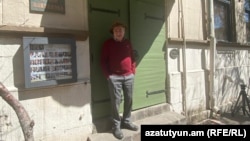 Ժիրայր Ավանյանը «Դոլմամա» ռեստորանի մուտքի մոտ, մարտ, 2022թ․