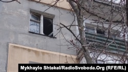 «Комунальні служби займаються очищенням території від вибитого скла та рам» (фото архівне)