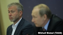 Роман Абрамович (л) та Володимир Путін (фото архівне)