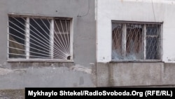 Через авіаудар у будинку поруч вилетіли шибки