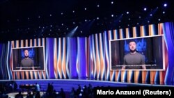 Украин президенти Владимир Зеленскийдин алдын ала жаздырылган видео кайрылуусу"Грэмми"  сыйлыгын тапшыруу аземинде көрсөтүлдү. 