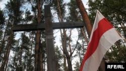 Крыж «Пакутнікам Беларусі» ў Курапатах, архіўнае фота