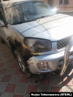 "Тойота Рав-4" үлгүсүндөгү машиненин дөңгөлөгү күйгөн.