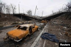 Спалені автомобілі поруч із зруйнованим мостом біля Донецького аеропорту. Березень 2015 року