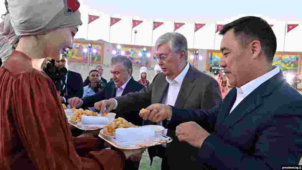 Андан кийин Садыр Жапаров, Касым-Жомарт Токаев жана Шавкат Мирзиёев кол өнөрчүлөр аллеясына өтүп, анда боз үйлөрдүн ички жасалгасы аркылуу кыргыз элинин улуттук каада-салттарын көрүп, кол өнөрчүлөрдүн: улуттук музыкалык аспаптарды, ала кийиз, шырдак жасоочулардын өнөрканаларын кыдырып чыгышты.