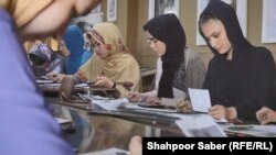 این دختران می گویند که با رفتن به صنف آموزش نقاشی چیز های تازه یی را آموخته اند.