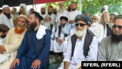 شماری از هواداران شیخ سردار ولی که در مراسم جنازه وی در ننگرهار اشتراک کرده بودند