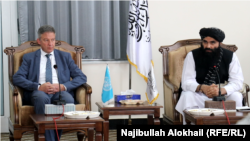 معاون دفتر هیئت معاونت سازمان ملل متحد مارکوس پوتزل و سراح الدین حقانی وزیر امور داخله حکومت طالبان