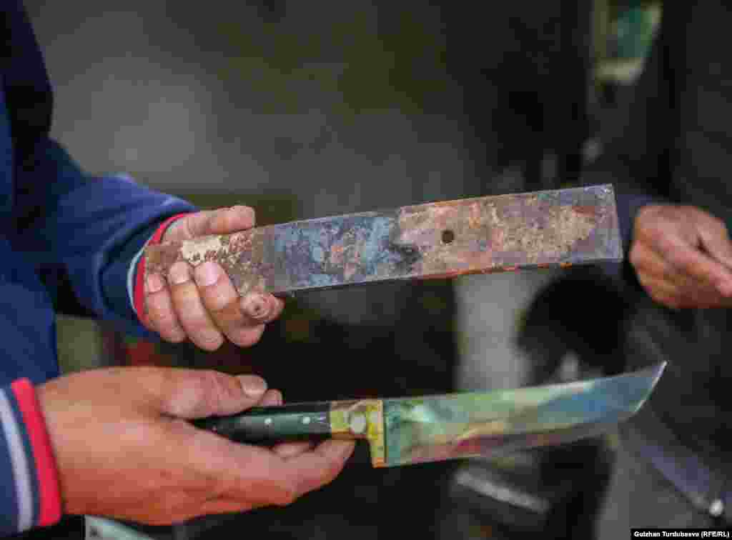 Бир бычак калыбына келгенче 20-30 жолу отко салынат. Бычактар латунь, болоттон жана унаалардын кыймылдаткычтарынын клапандарынан жасалат. &quot;Мен жасаган бычактар 30-40 жыл кызмат кылат. Мээнети өтө көп. Отко көп салынып жасалган бычак мыкты болот. Жука темирден жасап койсоң бат эле майтарылат&quot;, - дейт Бахром Ашуров.