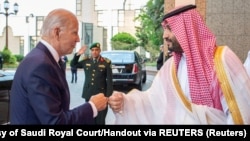 Джо Байден намагався уникати обіймів зі спадкоємним принцем Саудівської Аравії Мухаммадом бін Салманом, якого пов’язують із вбивством журналіста Washington Post Джамаля Хашоґґі