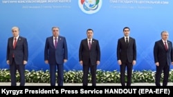 Касым-Жомарт Токаев, Эмомали Рахмон, Садыр Жапаров, Сердар Бердымухамедов и Шавкат Мирзиёев на Четвёртой консультативной встрече глав государств Центральной Азии в государственной резиденции в Чолпон-Ате в Кыргызстане 21 июля 2022 года