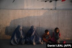 بسیاری از زنان فقیر که عمدتا بیوه اند و نان آور دیگری ندارند مجبور شده اند در روی جاده ها دست به گذایی بزنند