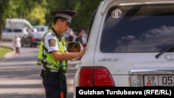 Кыргызстандагы жол коопсуздугун тескеген инспектор. Иллюстрациялык сүрөт.