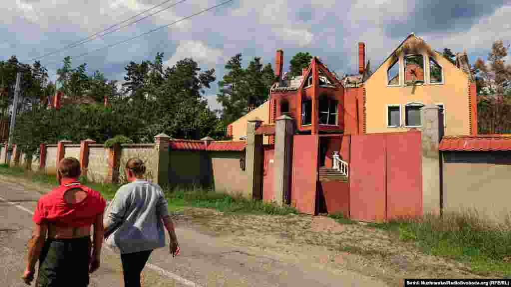 Центральна вулиця Мощуна. Зараз у селі працюють кілька крамниць, є транспорт, який сполучає село зі столицею. Благодійні фонди надають місцевим жителям&nbsp;продуктові набори, одяг та воду