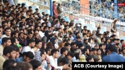 تصویر آرشیف : علاقمندان بازی کریکت که برای تماشای لیگ « شپگیزه » در استدیوم کابل حضور یافته بودند