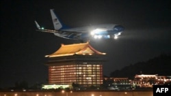 Нэнси Пелоси келаткан АКШнын учагы Тайбэйге конуп жаткан учуру. 2-август, 2022-жыл.