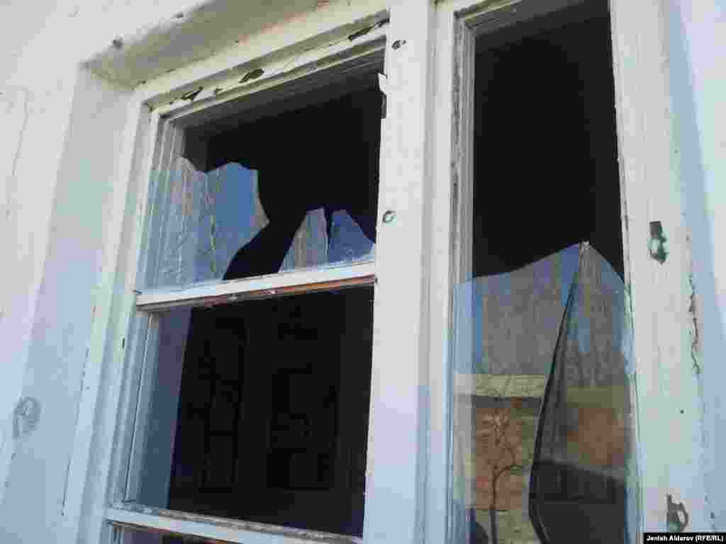 Көк-Таш айылындагы орто мектептин Тажикстан менен чек араны бөлүп турган жолго караган терезелери сынган.&nbsp;