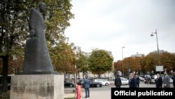 Премьер-министр Армении Никол Пашинян возлагает венок к памятнику Комитасу, Париж, 13 сентября 2018 г.