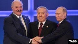 Беларус, Казакстан жана Орусия президенттери Евразия экономикалык биримдигин түзүү келишимине кол койгондон кийин. Астан, 29-май, 2014.