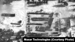 Täze suratlar Russiýanyň Ukrainanyň töwereginde harby tehnikalary ýygnaýandygyny görkezýär