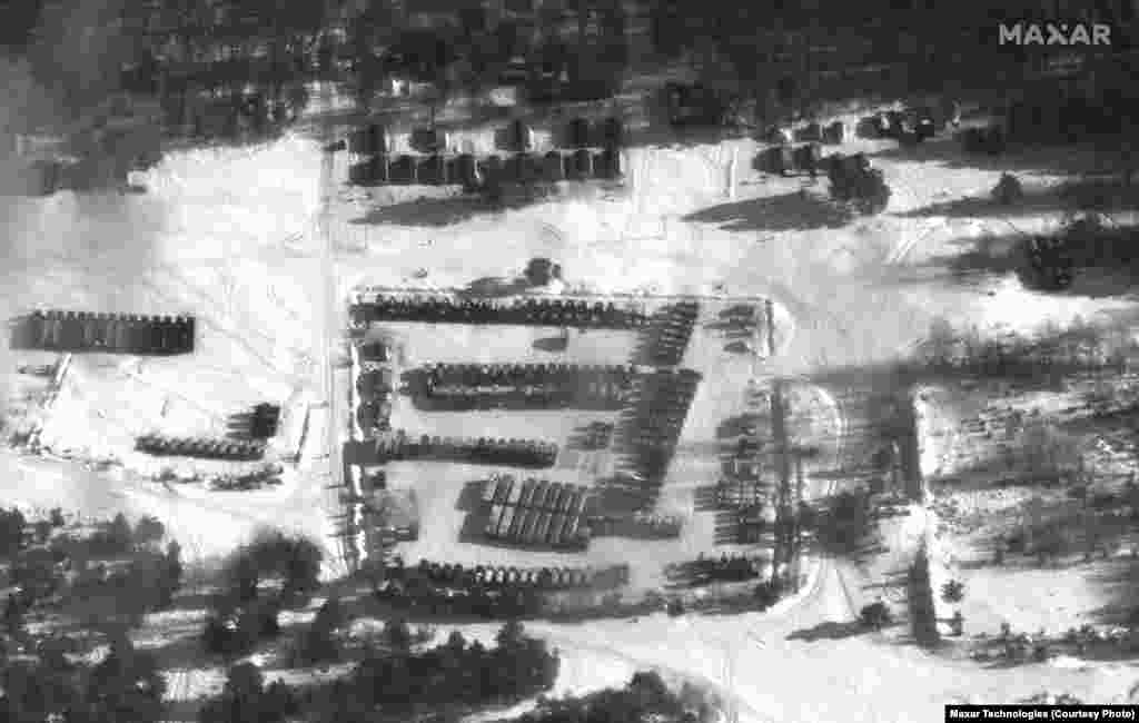 Minskiň günortasynda ýerleşýän Osipowiçi harby tälim meýdançasynda ýerleşýän tehnikalaryň bir topary. Olaryň arasynda ýük awtoulaglary bilen dolandyrylýan &quot;Iskander&quot; raketa ulgamlaryny hem bardygy habar berilýär. Surat 1-nji fewralda düşürildi.