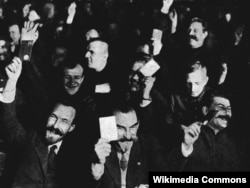 XV з’їзд ВКП(б), грудень 1927 року. На передньому плані зліва направо: голова урядів СРСР і РРФСР Олексій Риков, нарком освіти УСРР Микола Скрипник, генеральний секретар ЦК ВКП(б) Йосиф Сталін