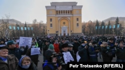 Митингдин катышуучулары Ерболат Досаевди Алматынын акими кылып дайындоого каршы. 5-февраль, 2022-жыл