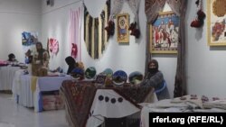 تصویر آرشیف: برخی از محصولات صنایع افغانستان به ویژه صنایع دستی زنان که در یکی از نمایشگاه ها به نمایش گذاشته شده بود. 
