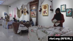 تعدادی از زنان تجارت پیشه که نمایشگاه صنایع دستی زنان را به هدف بازاریابی به محصولات و رشد فعالیت های تجارتی در کابل برگزار کرده بودند 