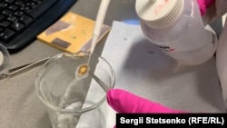 На наноповерхню чипу наносять антитіла коронавірусу, які і застримують вірус на собі, якщо він є у слині людини