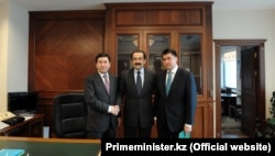2012 жылғы 2 ақпан. Қазақстанның сол кездегі премьер-министрі Кәрім Мәсімов (ортада), премьер-министр канцеляриясының жетекшісі болып тағайындалған Ерлан Қошанов (сол жақта), канцелярияның бұрынғы жетекшісі Ғабидулла Әбдірахимов.
