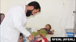 یکی از داکتران شفاخانه ولایت زابل هنگام معاینه اطفال بیمار